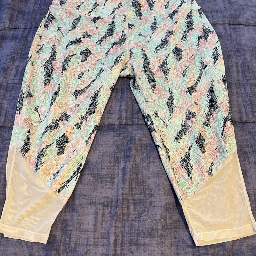 Multicolor crop leggings with mesh at the bottom